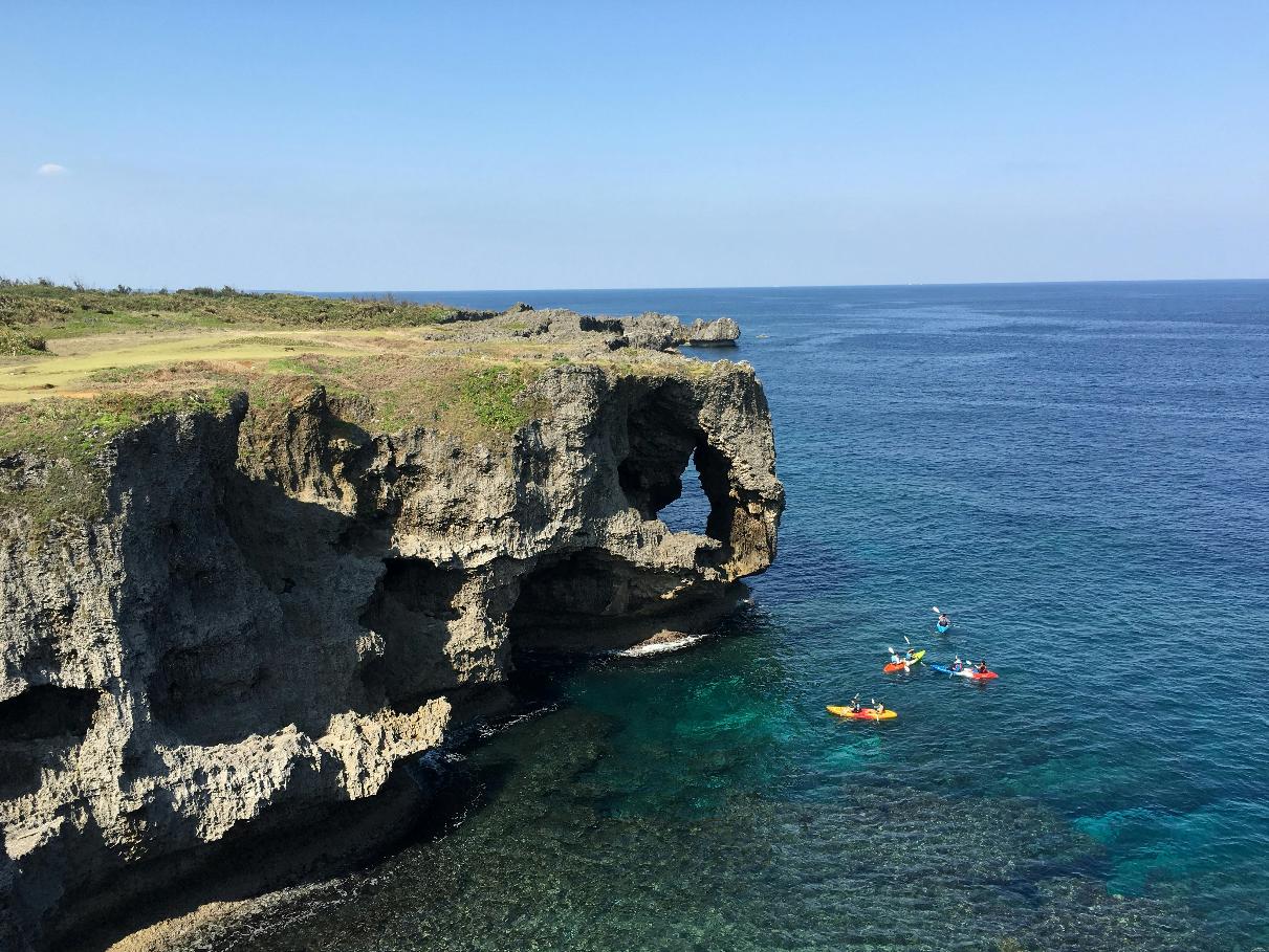 沖縄の海辺の風景