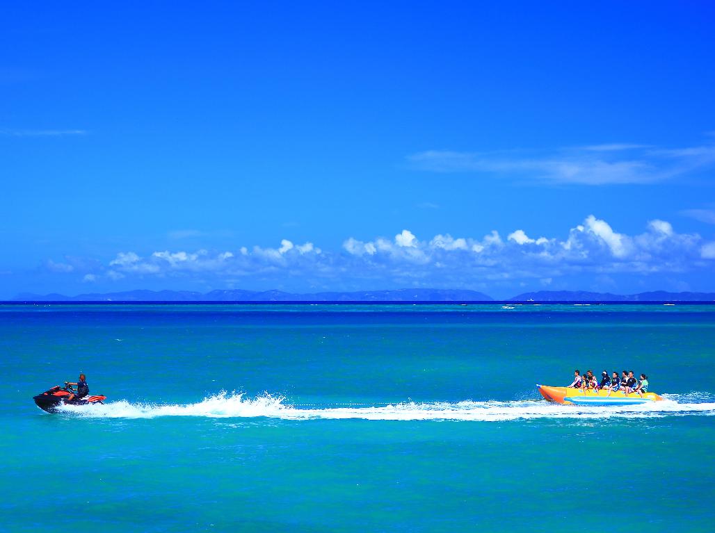 海の講習でライセンス取得を目指す様子