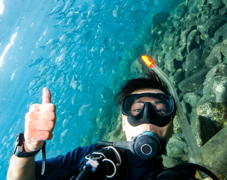 透明度の高い海でシュノーケリングを楽しむ様子
